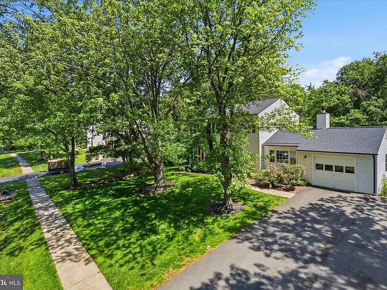 2412 Rosedown Dr — Photo 4