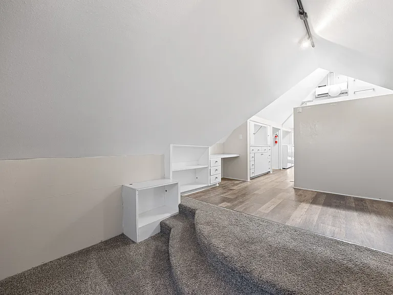 Thomas Logan Apartments — Photo 7