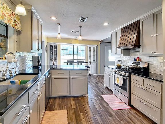 3rd image of 2602 Foxxwood Dr