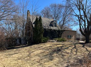 2 E Willow Rd, Prospect Heights, IL 60070