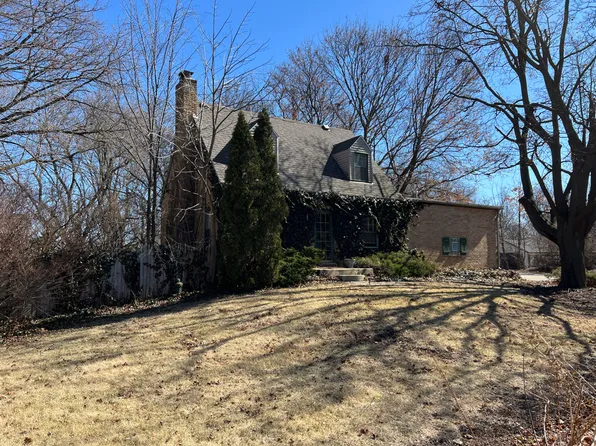 2 E Willow Rd, Prospect Heights, IL 60070
