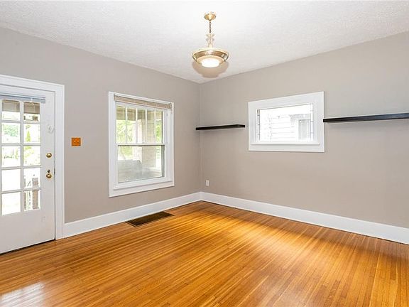 5th image of 132 E 51st St