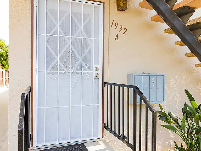 1932 Gates Ave #A — Photo 2