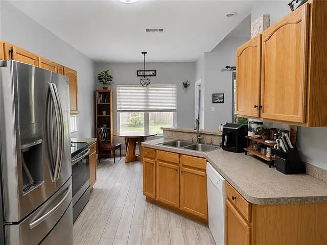 2 bed, 1.0 bath, 1350 sqft, $850 — Photo 2