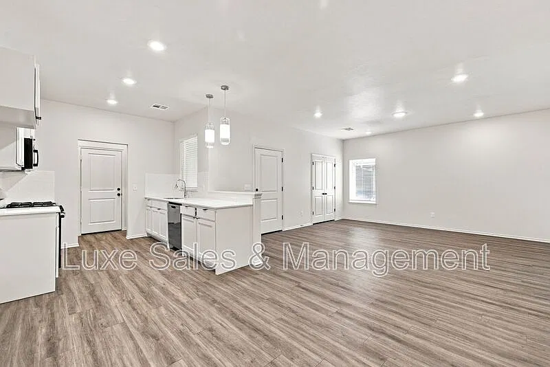 3 bed, 2.0 bath, 1445 sqft, $1,645 — Photo 4