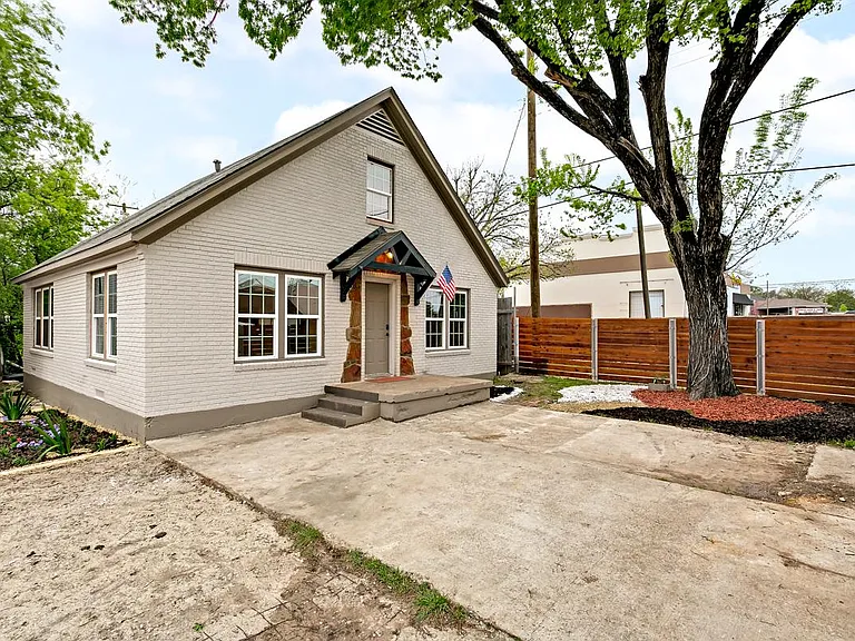 2310 Gladstone Dr — Photo 9