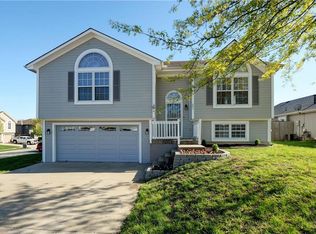 601 Sunset Dr, Grain Valley, MO 64029