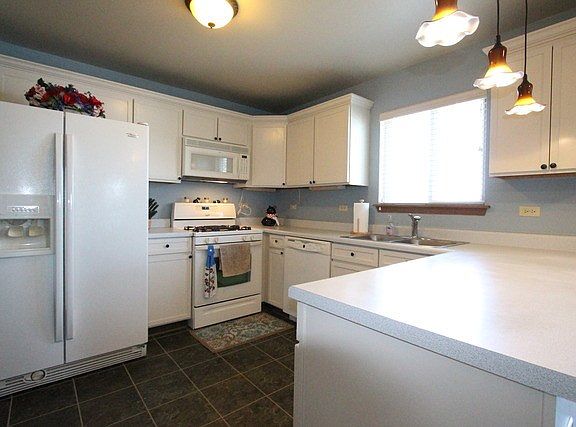 2nd image of 100 E Green Valley Ct