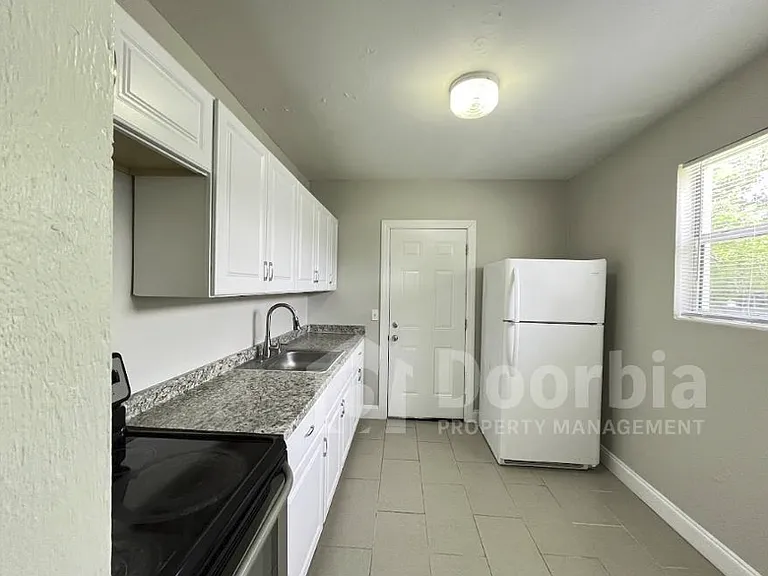 1635 Brookview Dr S — Photo 4