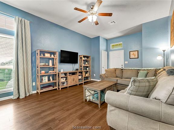3rd image of 1043 Venice Dr
