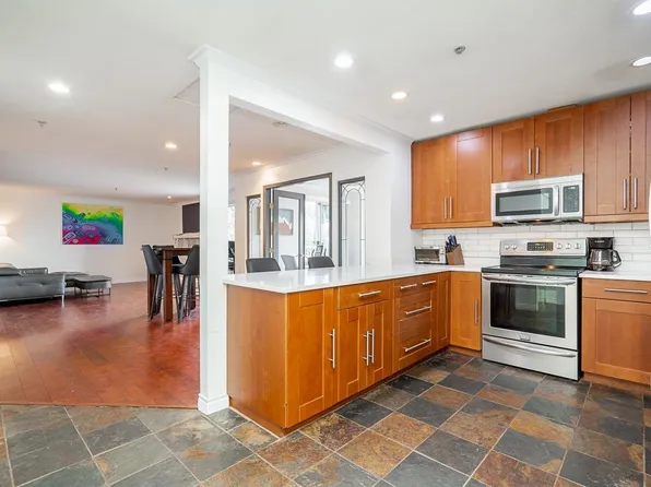 1000 Bowron Ct #405, North Vancouver, BC V7H 2V9