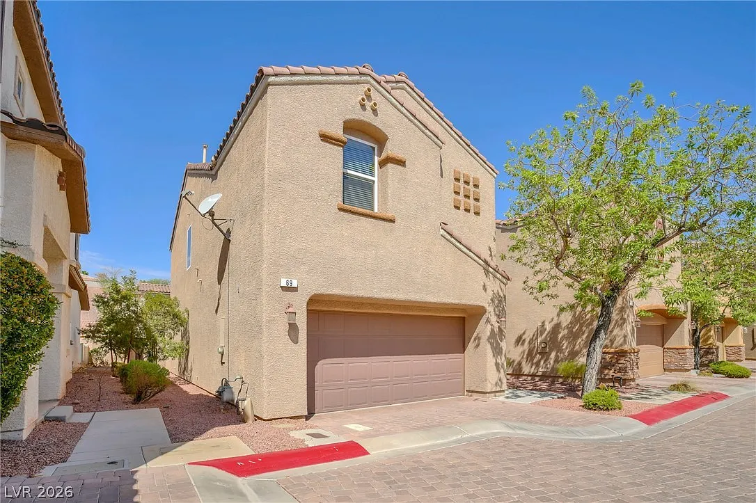 3 bed, 2.5 bath, 1597 sqft, $2,050 — Photo 2