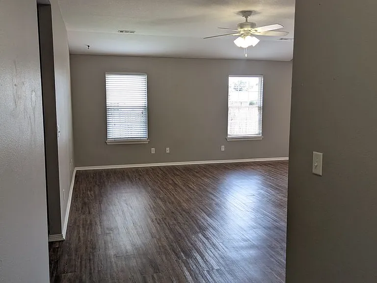 802 Ash Ct — Photo 3
