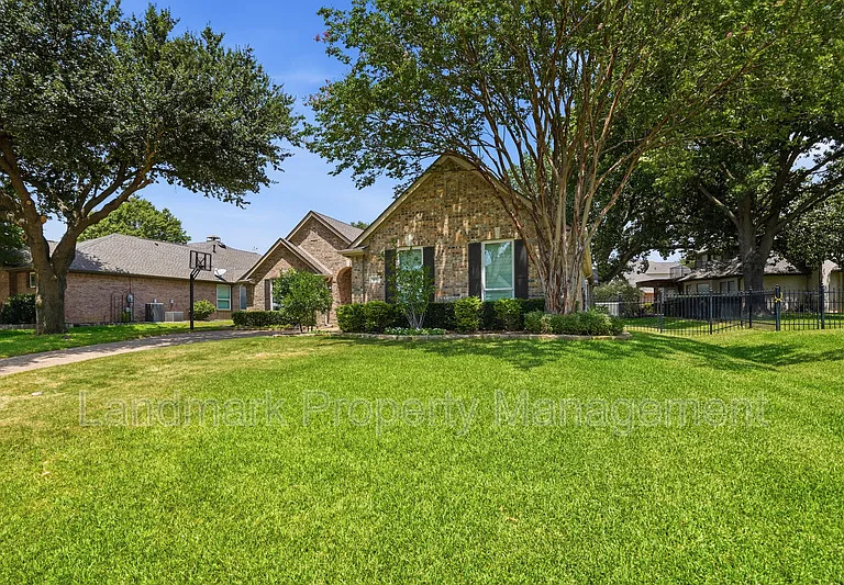 900 Muirfield Dr — Photo 2