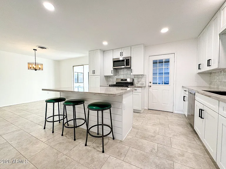 1050 W Romo Jones St — Photo 2