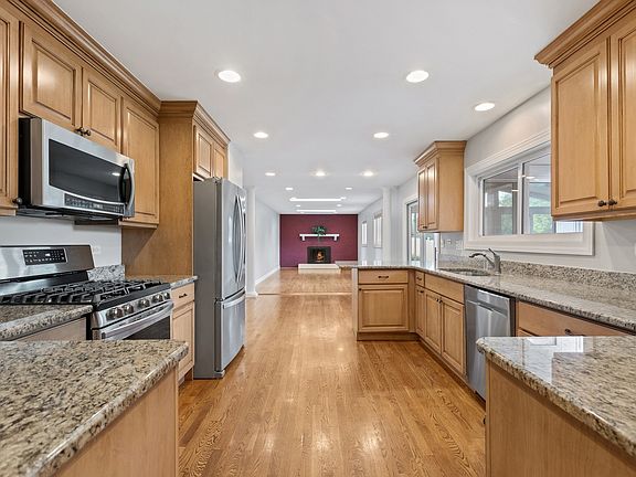 5th image of 578 Revere Ave