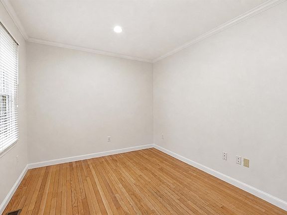 3rd image of 22 Barrett St