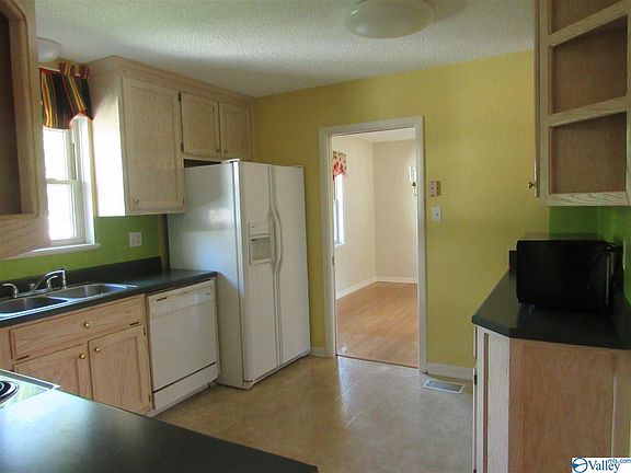 5th image of 300 Curtis Dr SE