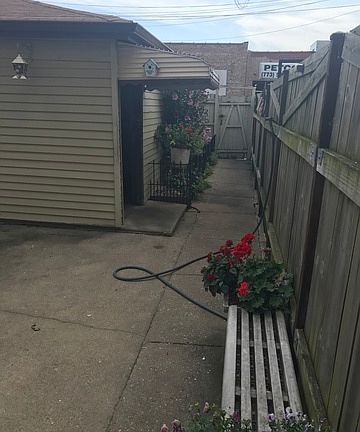 2nd image of 5525 N Sawyer Ave #1