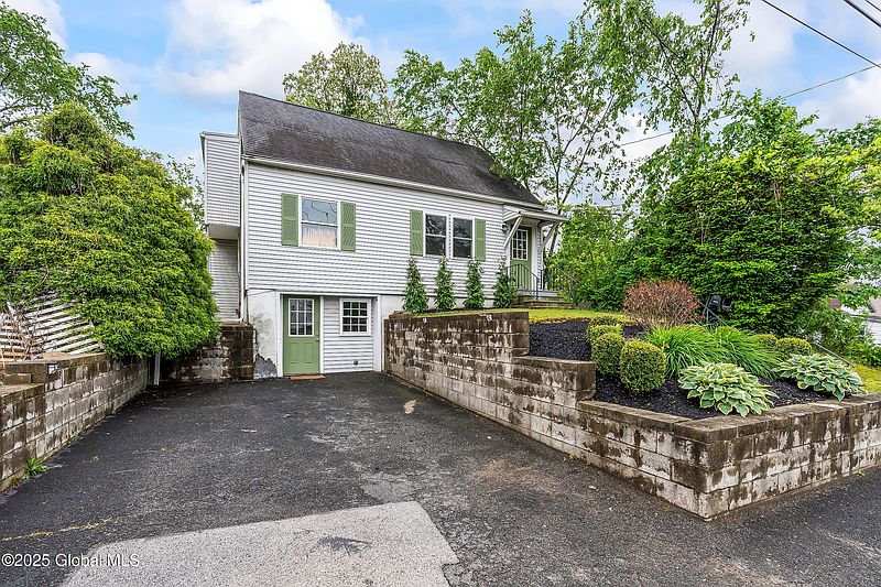 2nd image of 27 Hackett Avenue