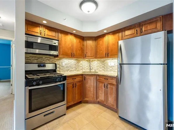 1409 Faulkner Ct, Mahwah, NJ 07430