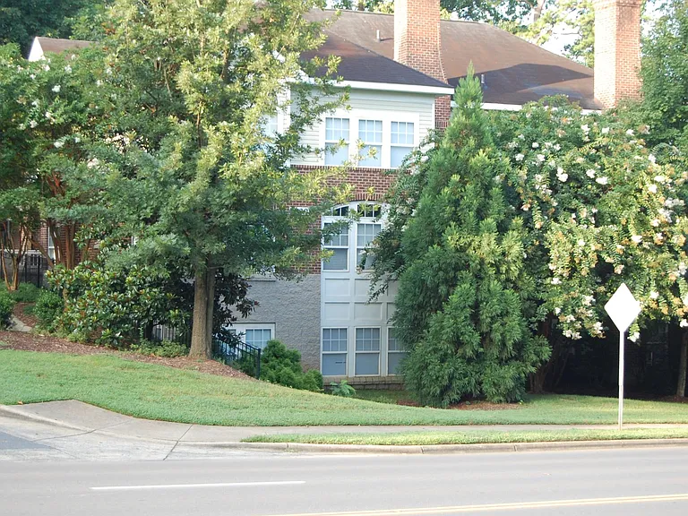 1930 E Woodlawn Rd #B — Photo 2