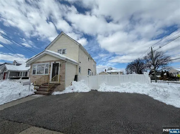 41 15th Ave, Elmwood Park, NJ 07407