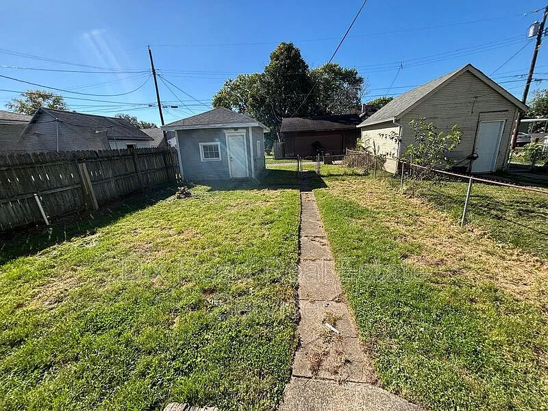 2 bed, 1.0 bath, 924 sqft, $1,050 — Photo 4