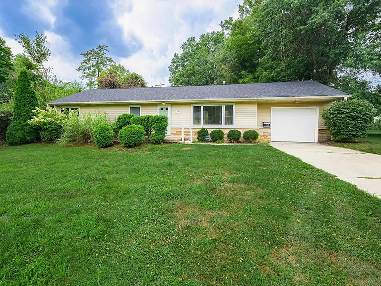 117 N Hillsdale Dr — Photo 2