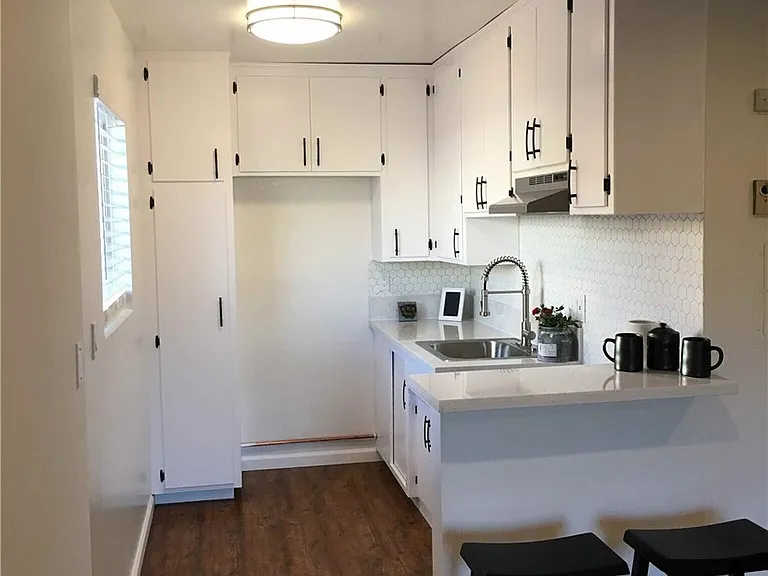 14718 W Magnolia Blvd #3 — Photo 2