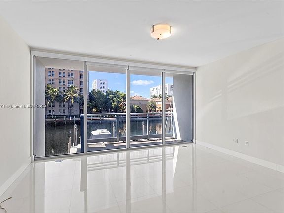 5th image of 2950 NE 188th St APT 114