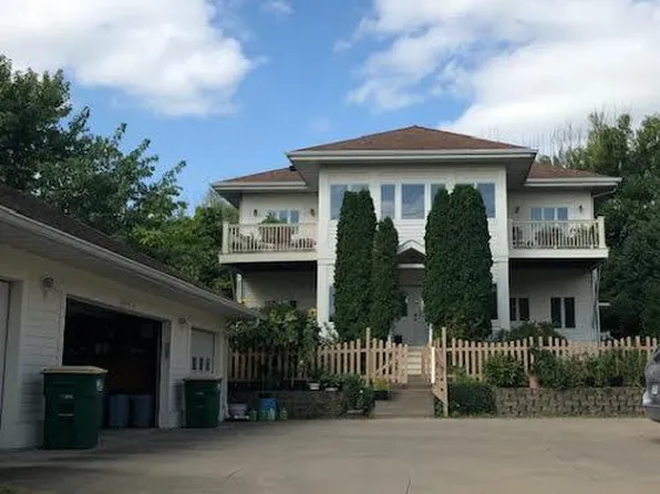 1202 N B St APT 2, Fairfield, IA 52556