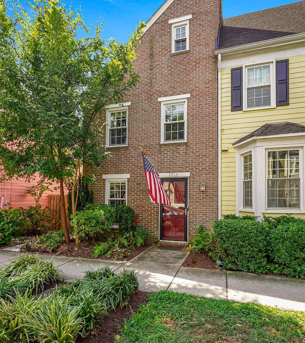2 bed, 2.5 bath, 1332 sqft, $4,200 — Photo 1
