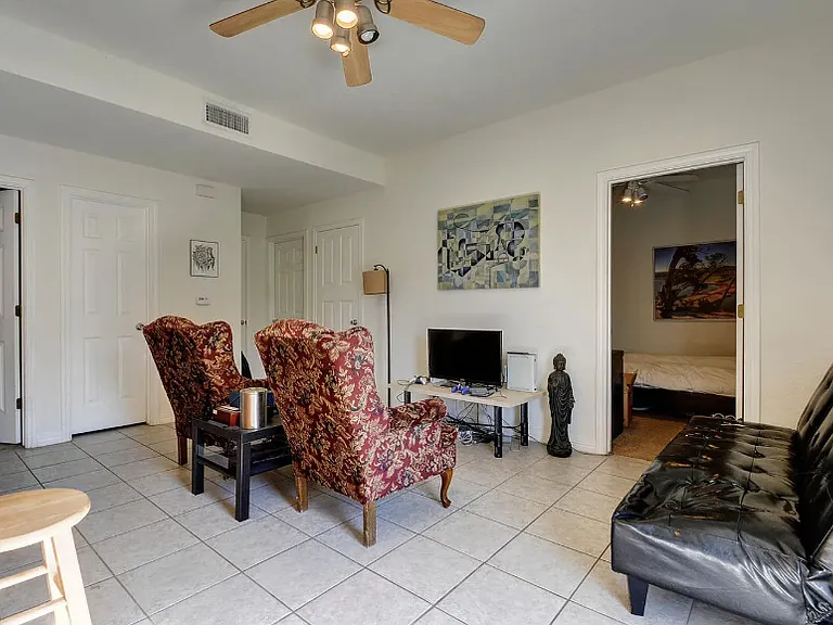 2500 Leon St #202 — Photo 5