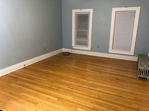 5th image of 102 Oak St