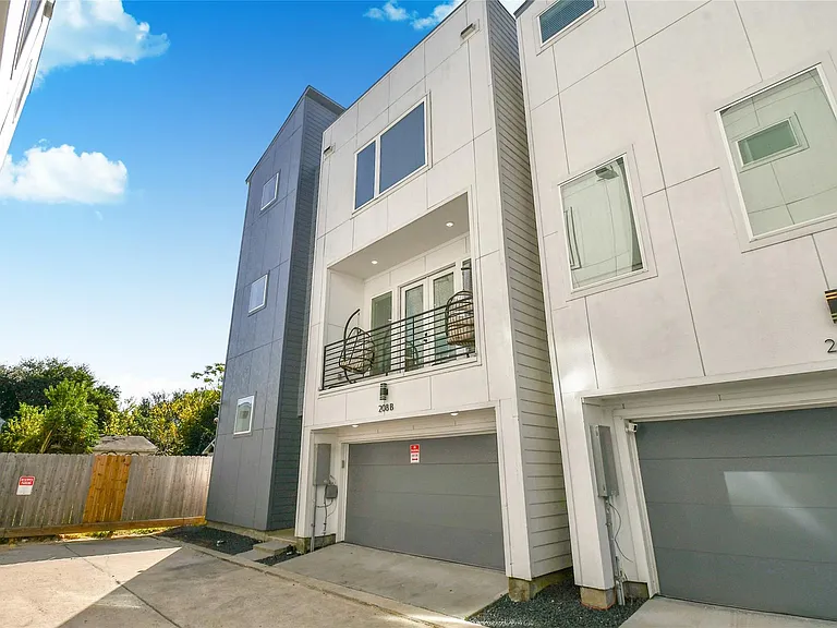 208 N York St #B — Photo 2