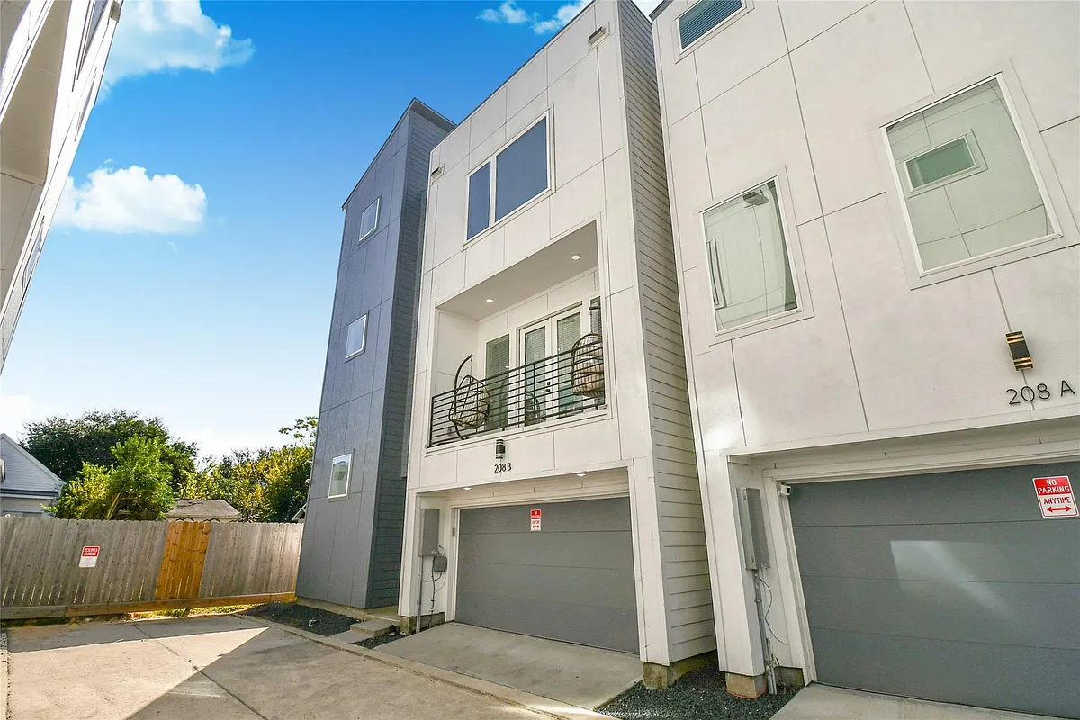 Building Photo - 208 N York St #B