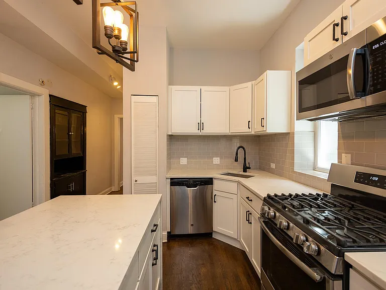 1241 W Barry Ave #1 — Photo 8
