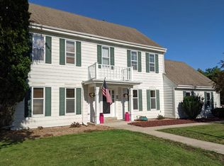 934 Bartlett Dr, Oconomowoc, WI 53066