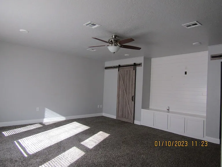 207 NE 46th St — Photo 25