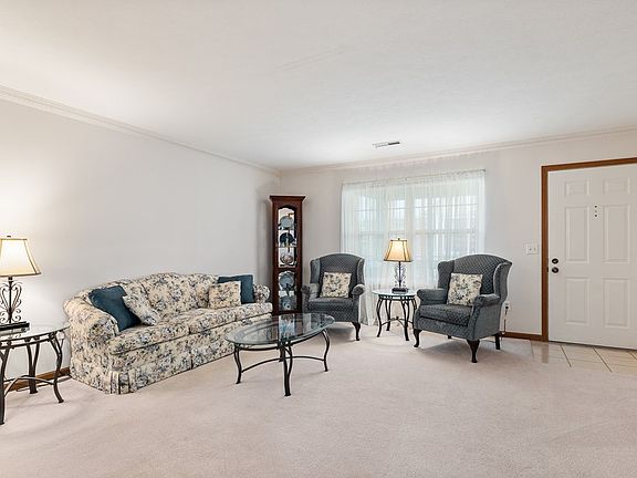 3rd image of 702 Villa Dr