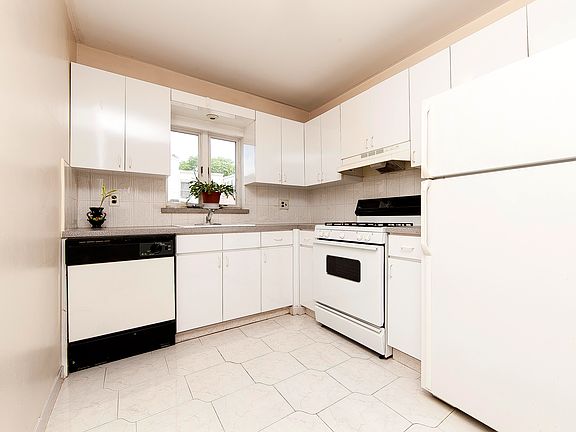 4th image of 55 Dahlgren Pl APT 2A
