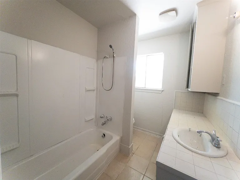 814 Eastlake St — Photo 16