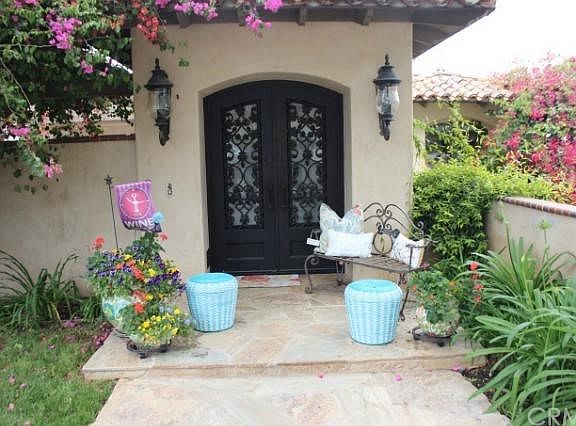 Lovely quartz tiled entry