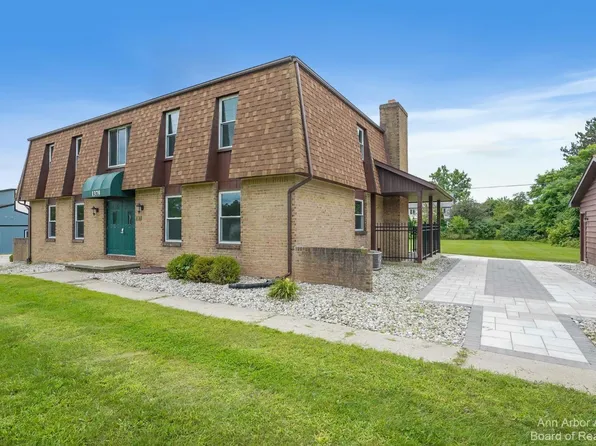 1379 N Long Lake Rd, Fenton, MI 48430