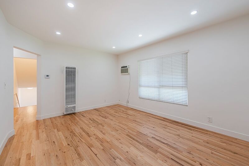 1st image of 4727 Lincoln Ave #4727