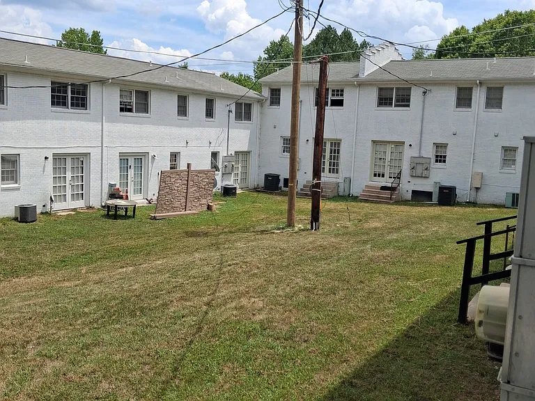 200 Greenbriar Townhomes #H — Photo 8