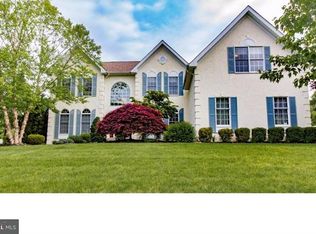 600 Amberwood Dr, Yardley, PA 19067