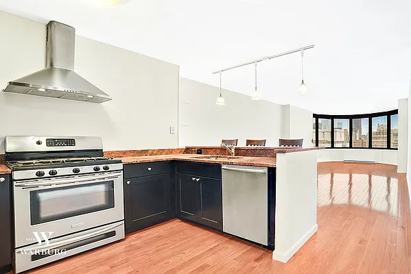 Rented by Coldwell Banker Warburg | media 3