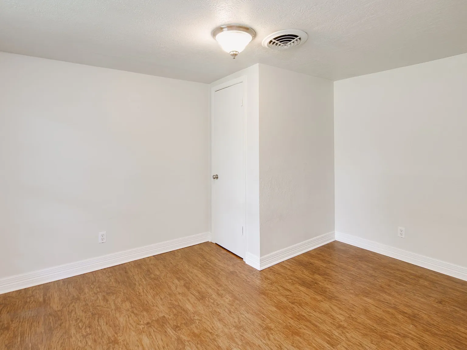 4 bed, 3.0 bath, 1992 sqft, $2,200 — Photo 3
